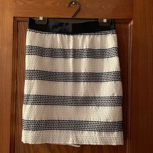 🎉 4 for $20 🎉Ann Taylor pencil skirt textured navy and white Swiss dot stripes